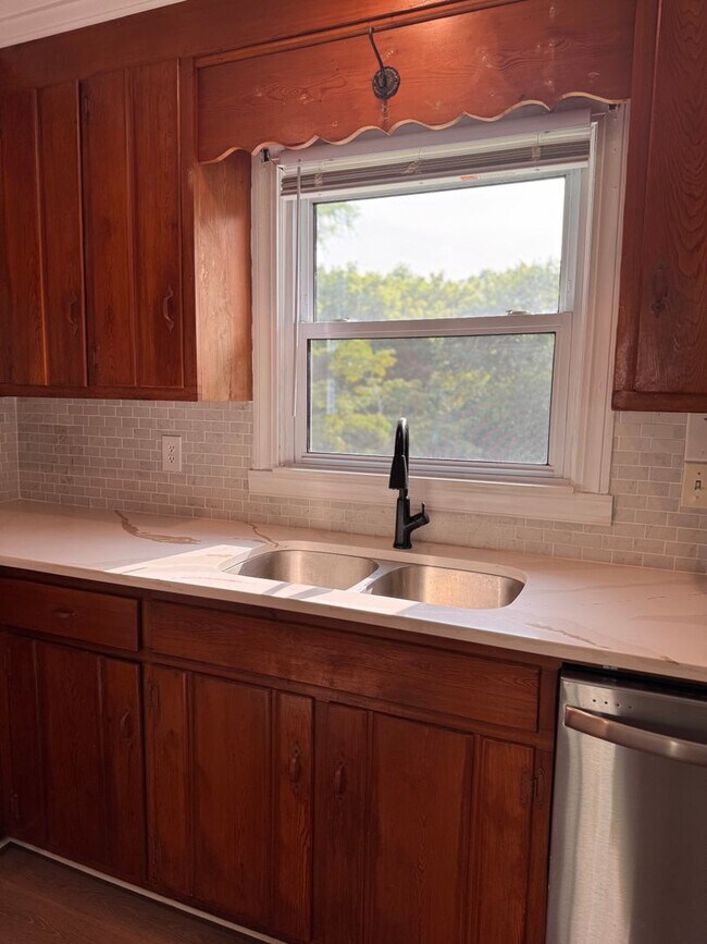 Building Photo - 3BR 1.5BA Brick Ranch in Lexington