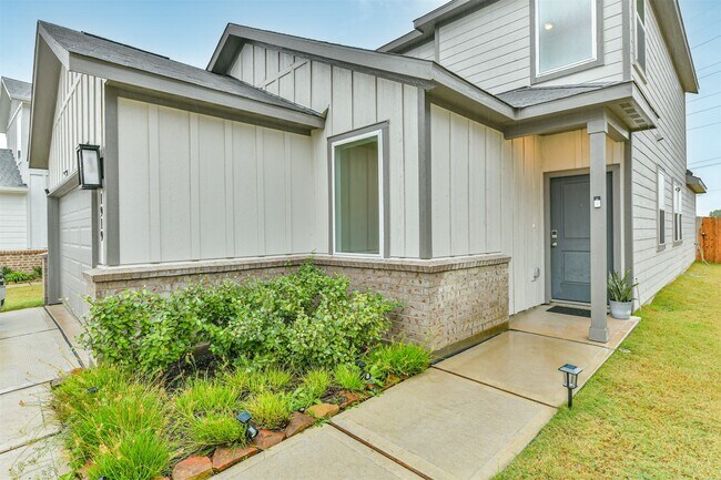 Primary Photo - 1919 Quiet Gdn Ln