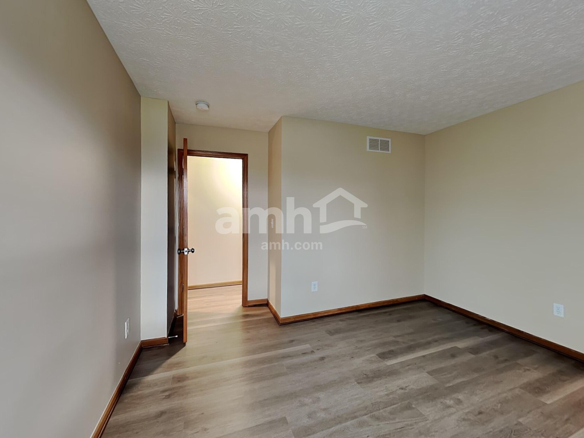Building Photo - 555 Allis Pl E