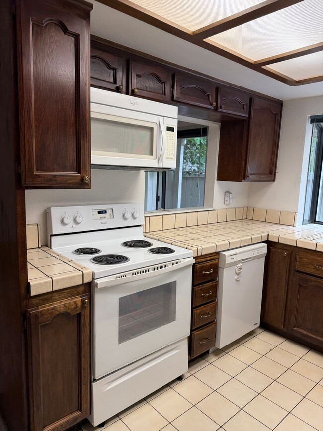 Building Photo - 1670 Sqft. 3 Bedroom, 2 Bath Gated Townhome for Rent in Citrus Heights.