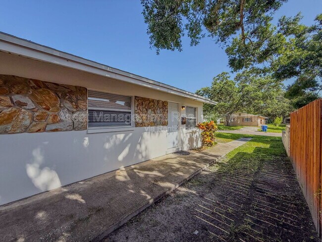 Building Photo - 470 93rd Ave N