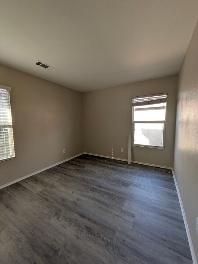 Building Photo - Beautiful 3 bedroom home