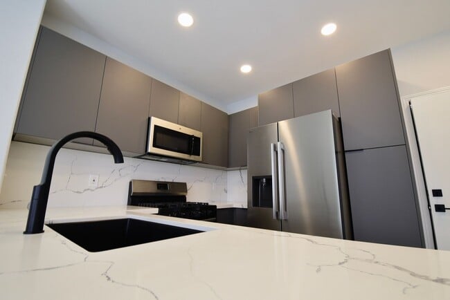 Building Photo - Charming Mediterranean-Style Townhome in G...