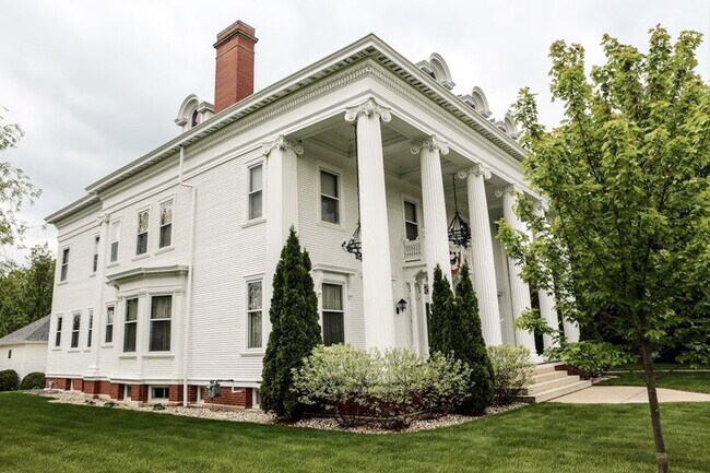 Building Photo - 820 1st St N