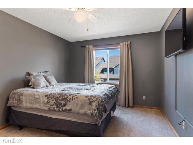 Building Photo - 2 br, 2 bath Townhome - 2056 Willow Cir