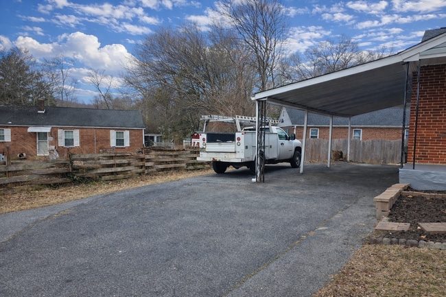 Building Photo - 8 W Chestnut Hill Rd