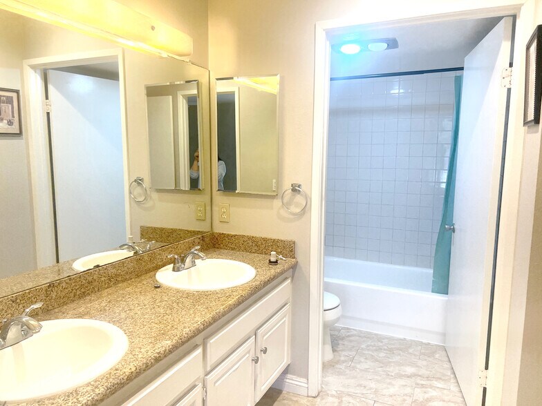 Downstairs Full Bath - 10659 Caminito Cascara