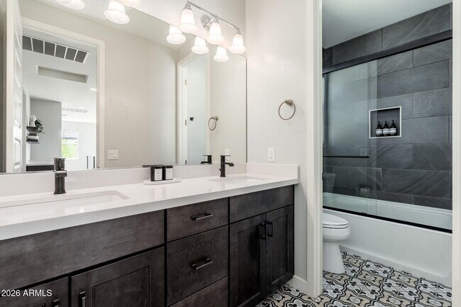 Building Photo - 1555 E Ocotillo Rd