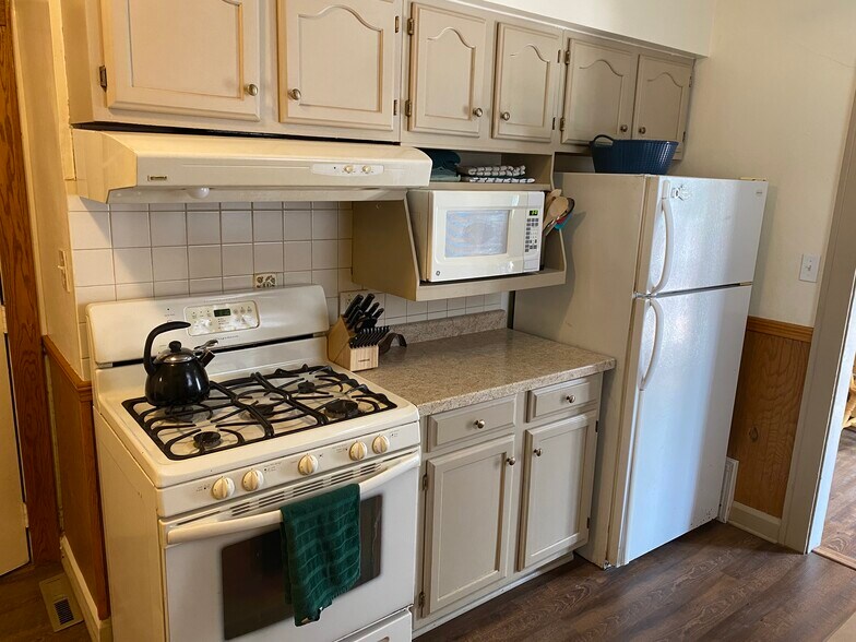 Building Photo - 2617 Maple Ave NE