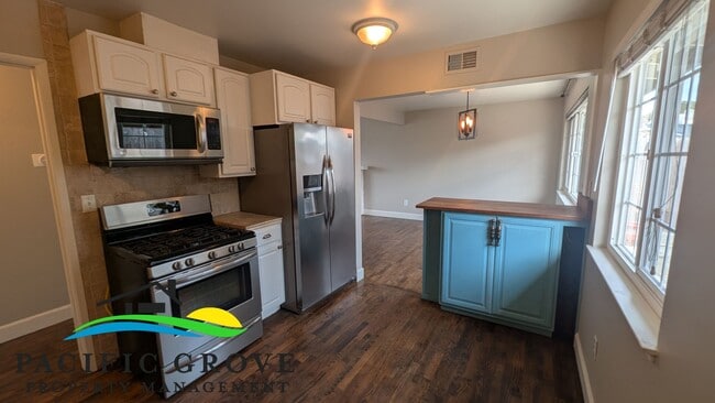 Building Photo - Updated Three Bedroom