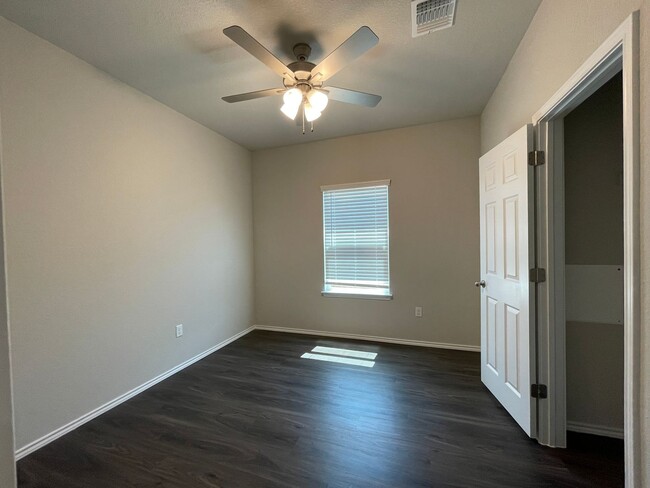 Building Photo - TOWNHOME FOR RENT