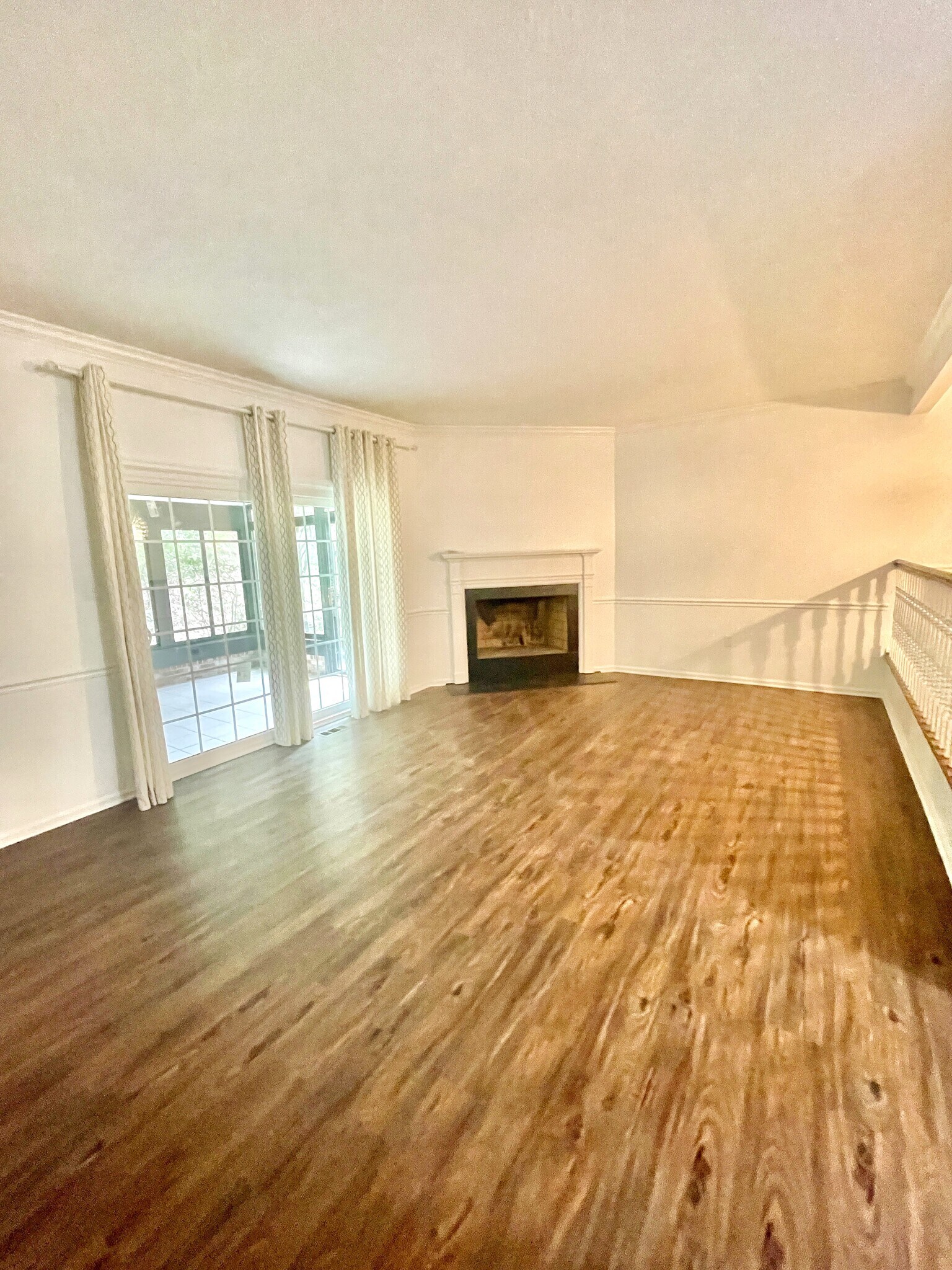 Building Photo - 1010 River Oaks Dr
