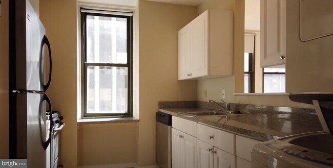 Building Photo - 135 S 19th St