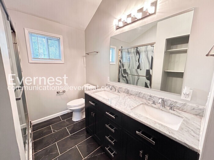 Building Photo - 1345 Twin Oaks Cir SE