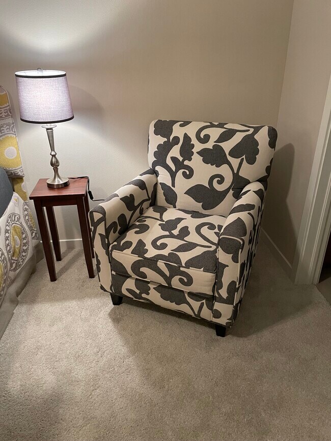 bedroom living room chair - 13598 Via Varra
