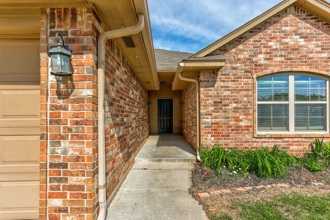 Building Photo - AVAILABLE 3-15-2020  FOR OCCUPANCY IN YUKON, MUSTANG SCHOOLS!