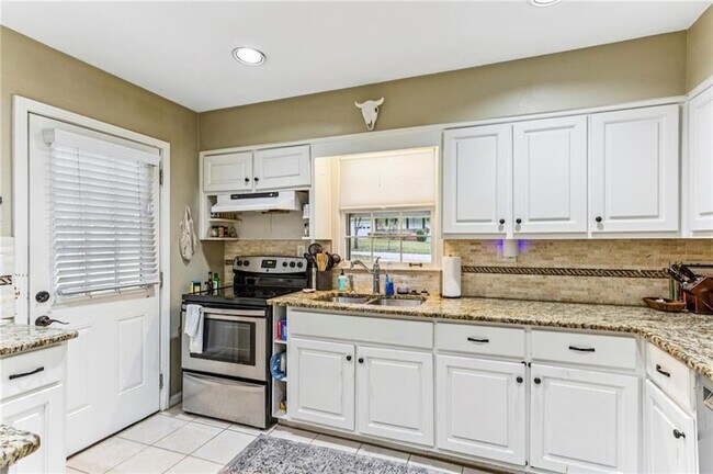 Building Photo - 2592 Woodacres Rd NE