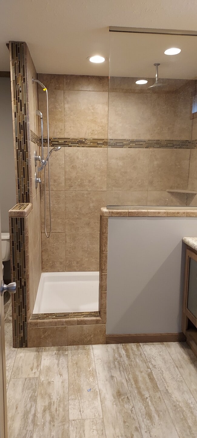 Building Photo - 9693 Edgeworth Dr