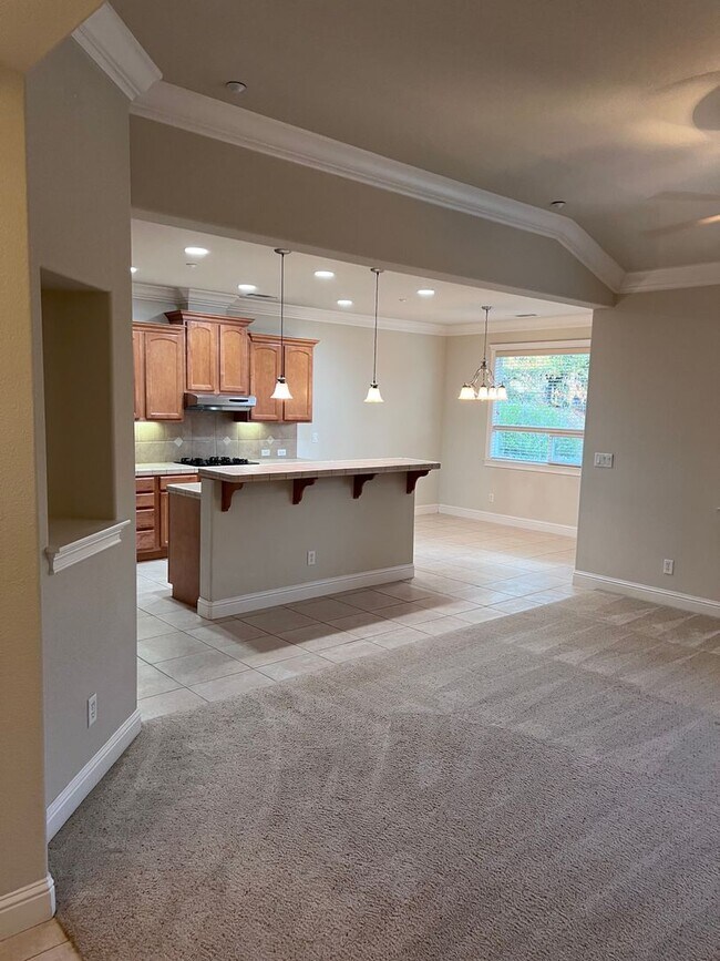 Building Photo - 3 bedroom, 2.5 bathroom home in great Neig...