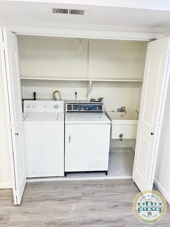 Building Photo - Spacious 3BR|2.5BA Home in the heart of Brisbane