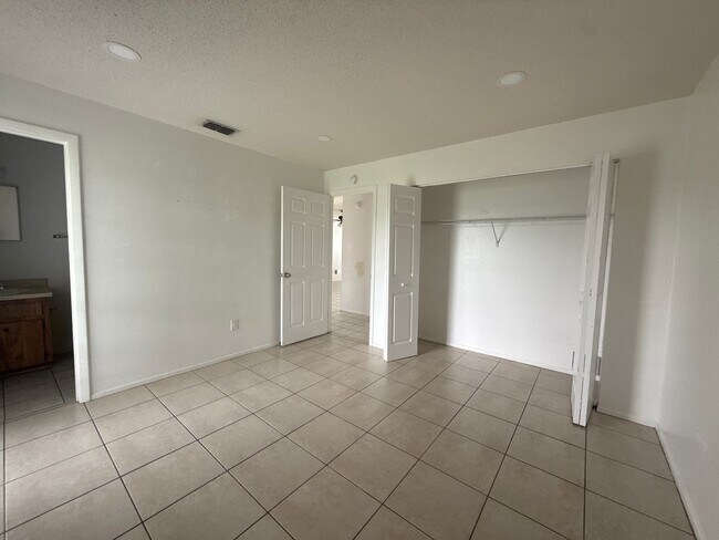Building Photo - 5320 SE 28th Ln