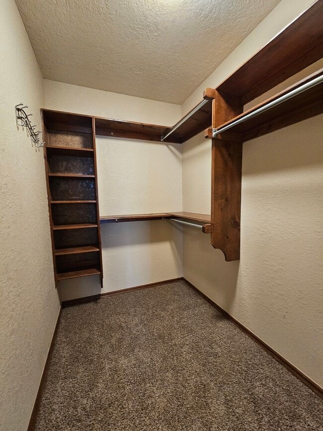 Building Photo - (3) Bed/(2) Bath Avail NOW! Pets Negotiable.