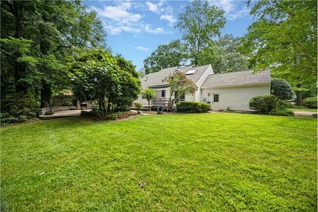 Building Photo - 1044 Commodore Dr
