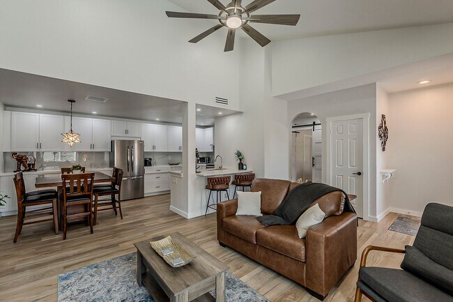 Building Photo - Fully Remodeled 2-Bedroom Condo at the Scottsdale Racquet Club!