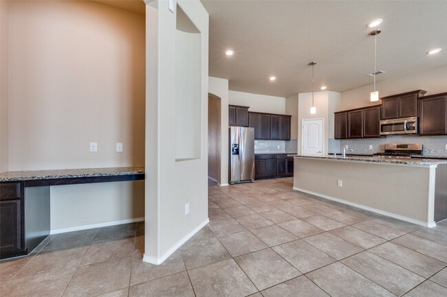 Building Photo - 2025 Lake Vista Dr