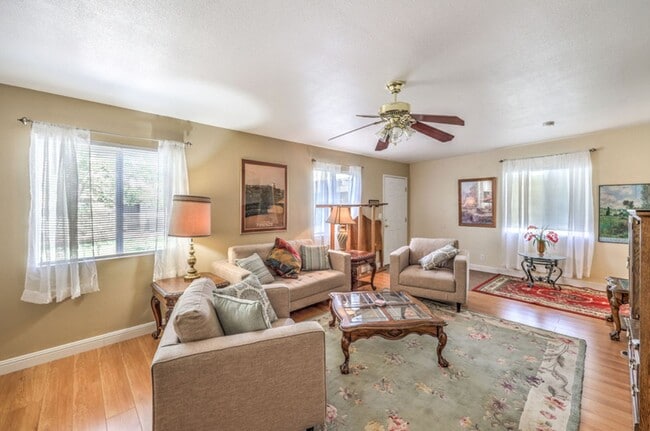Building Photo - 1 Bedroom Casita with Pool Access!