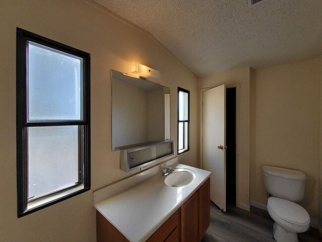 Building Photo - Two Bedroom House