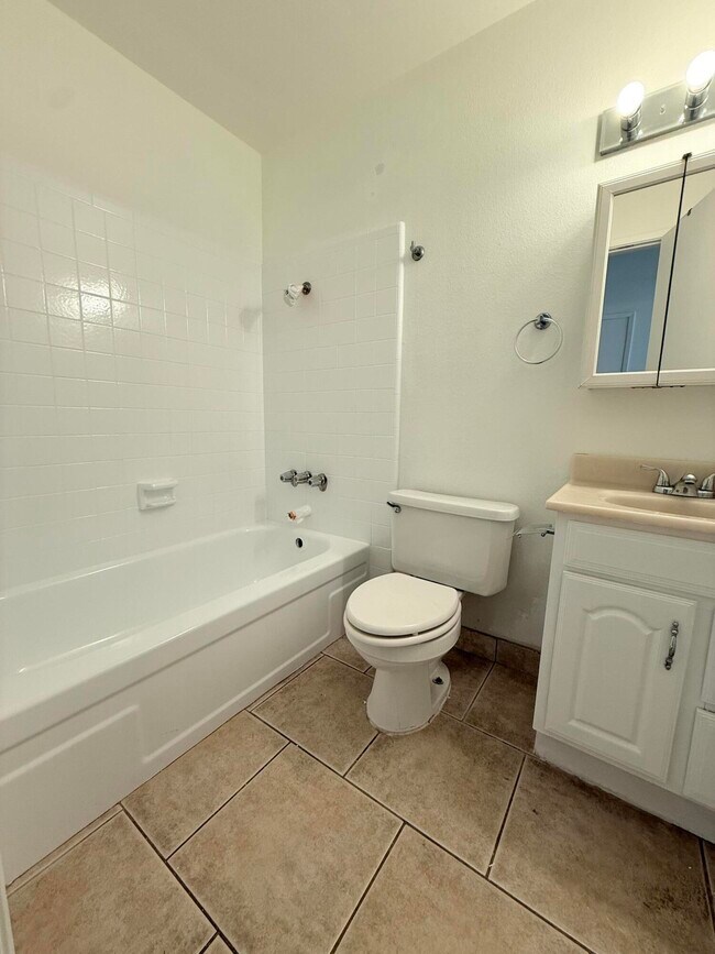 Building Photo - 72629 Edgehill Dr