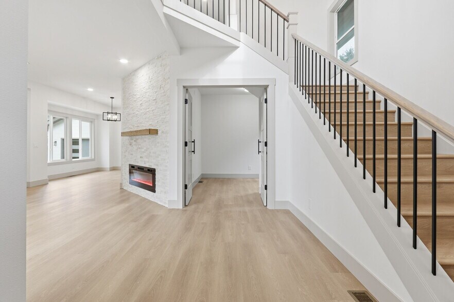 Building Photo - 437 NE Fargo St