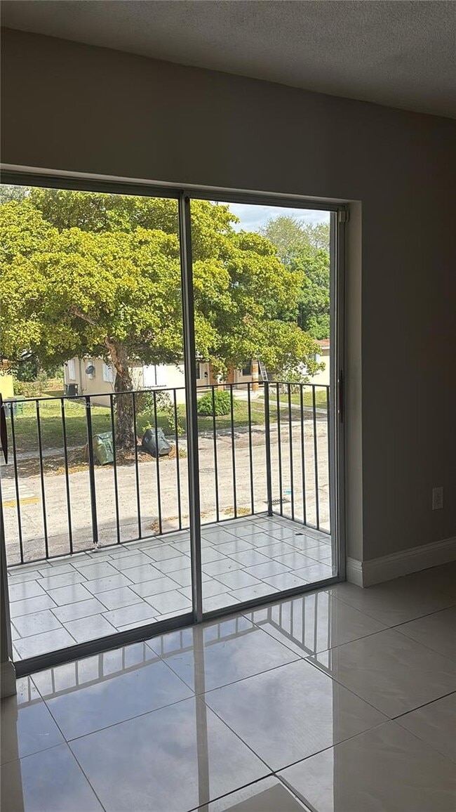 Building Photo - 13725 NE 6th Ave