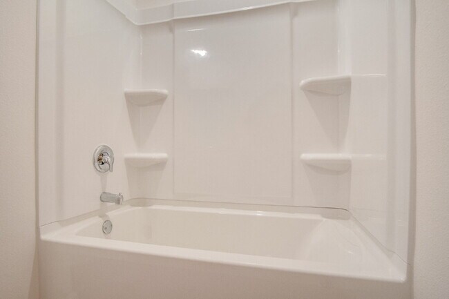 Building Photo - 4-Bedroom Eagles Ridge Rental with Open Floor Plan & Internet Included