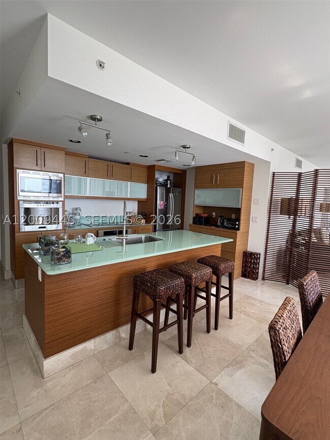 Building Photo - 5875 Collins Ave