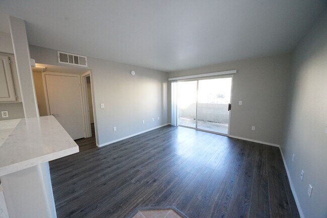 Building Photo - 5710 E Tropicana Ave