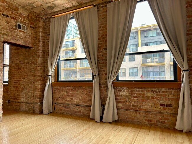 Building Photo - 120 E Cullerton St