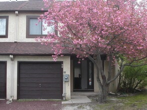 Building Photo - 90-95 5 Crown Royal Cir