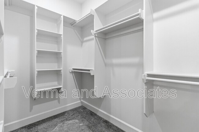 Building Photo - 920 Trestle Ln