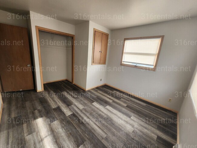 Building Photo - $1,549- 4 bedroom/ 2 bathroom Single Family Home