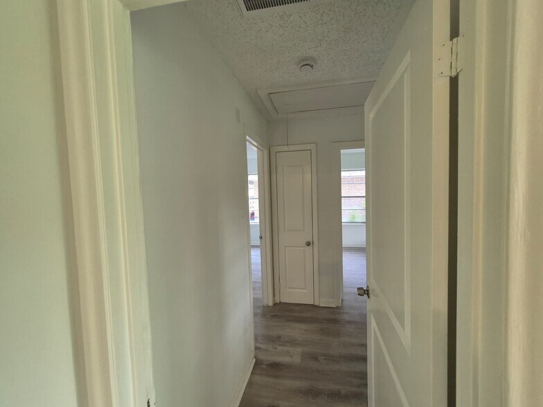 Building Photo - 10221 Bretton Dr