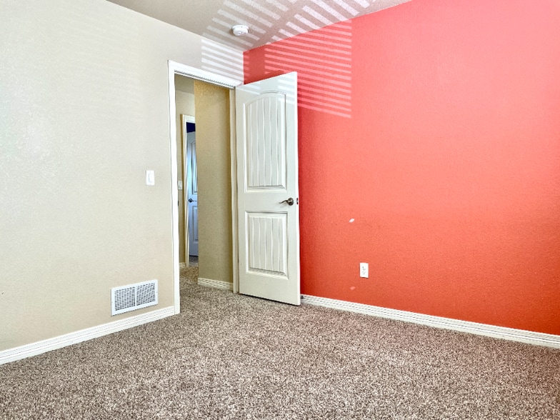 Building Photo - 8053 Pinfeather Dr