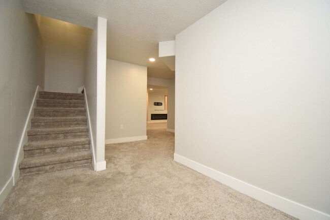 Building Photo - Quiet Family Friendly 4 Bed Home in Bluffdale!!