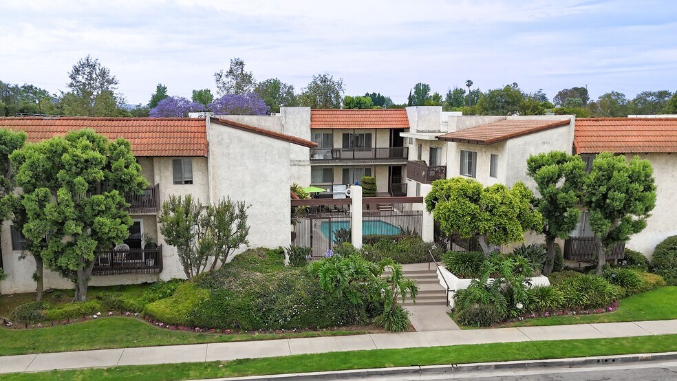 Building Photo - 5045 Woodman Ave