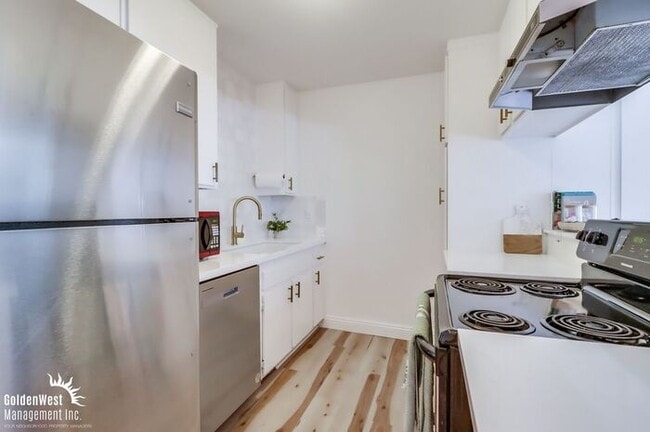 Building Photo - Bright and Spacious 2Bdm, 2Ba Condo in the...