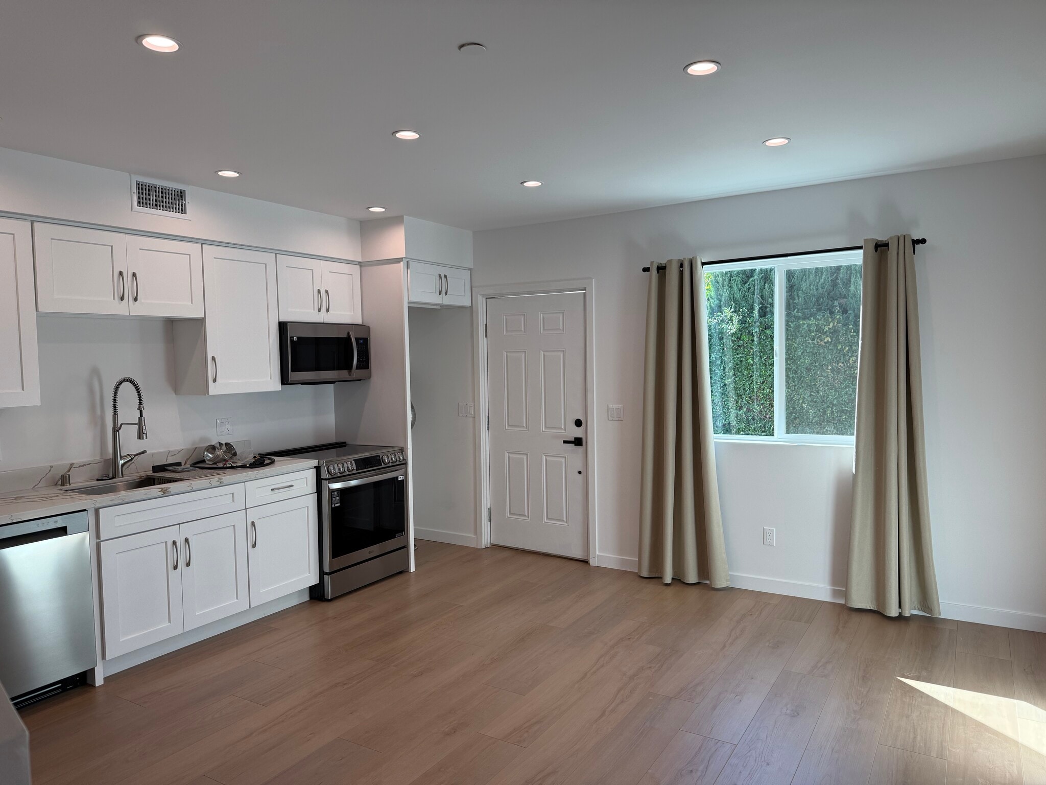 Kitchen and living room - 18906 Lassen St