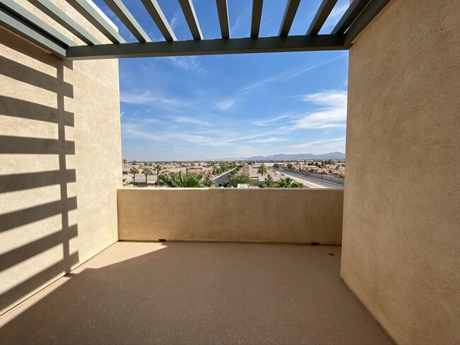 Building Photo - FABULOUS 4TH FLOOR CONDO IN GATED COMMUNIT...