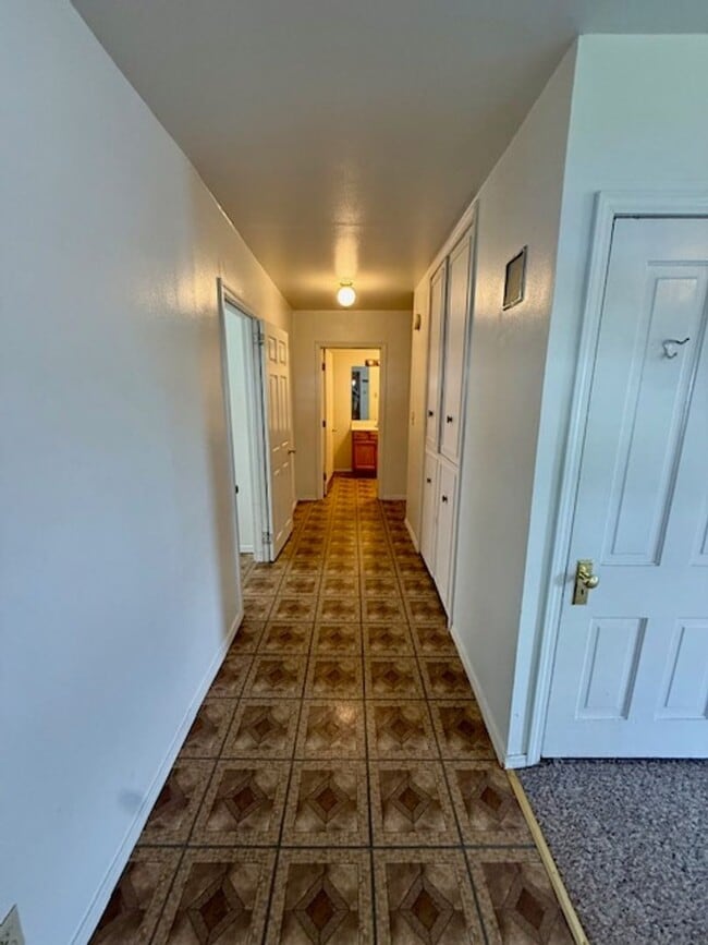 Building Photo - 3 Bedroom, 1 Bath Apartment for Rent - Clo...