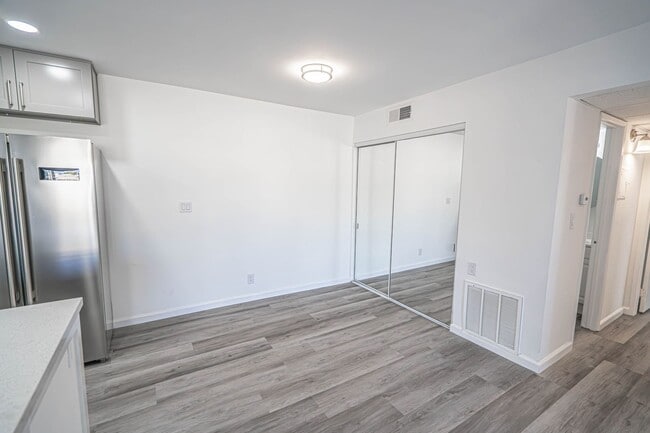 Building Photo - Remodeled 2 Bedroom Condo for Rent in Newhall!